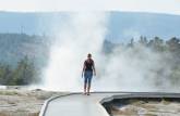 Mais um pequeno geiser entra em erupção na área do Old Faithful, no Yellowstone National Park, em Wyoming, nos Estados Unidos